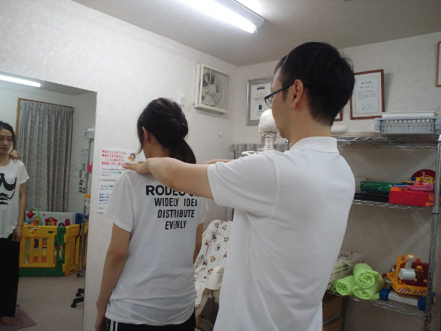鏡の前で姿勢を確認